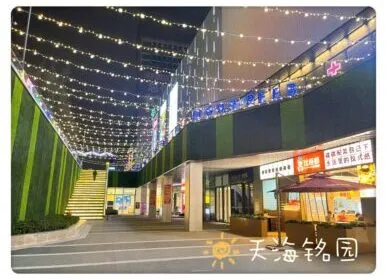 商业街下沉式景观，新都保利广场仿真植物墙