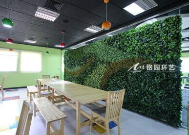 辦公室綠植景觀，仿真草皮仿真綠植墻營造生態辦公空間